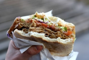 Фотография к новости: Два донера обошлись костанайскому полицейскому в 1,5 млн тенге 