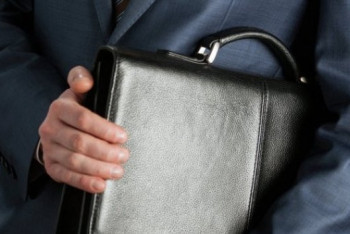 Фотография к новости: Думал, брать взятку или нет - высокопоставленного чиновника уволят в ЗКО