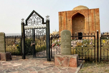 Фотография к новости: Дороги к мавзолеям и историческим местам ремонтируют в Карагандинской области