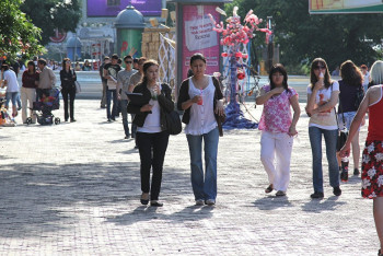 Фотография к новости: Алматинцев будут обучать трёхъязычию с помощью интерактивных стикеров