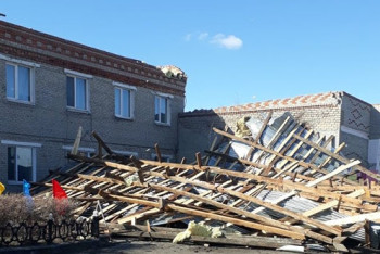 Больше месяца работают в здании без крыши сотрудники отдела образования Костанайской области