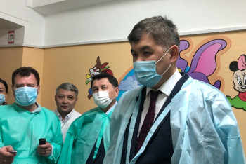 Фотография к новости: Заразившихся менингитом алматинцев навестил Биртанов 