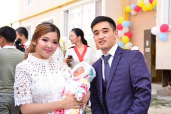 Родителям миллионной жительницы Шымкента подарили квартиру