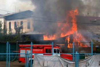 Фотография к новости: Около часа тушили пожар на территории школы в Актау