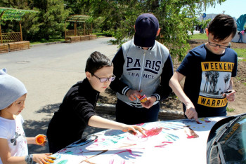 Фотография к новости: Дети разрисовали автомобили в Астане