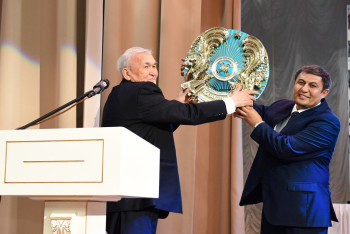 Как Назарбаев пресёк дискуссии о дизайне герба, рассказал автор госсимвола