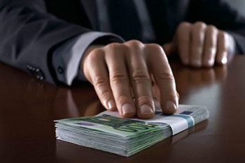 Фотография к новости: Высокопоставленный чиновник подозревается во взятке в 1,2 млн долларов в ЮКО