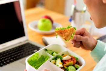 Фотография к новости: Из-за бутерброда на рабочем месте  астанчанка пожаловалась на госслужащего