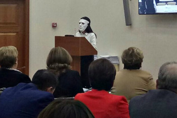 Фотография к новости: Я думала, больше не смогу жить - Балиева привела к депутатам спасенную от суицида девочку