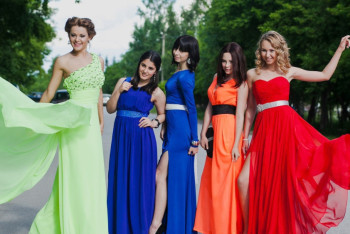 Фотография к новости: Платья к школьному балу подарили актюбинским выпускницам 