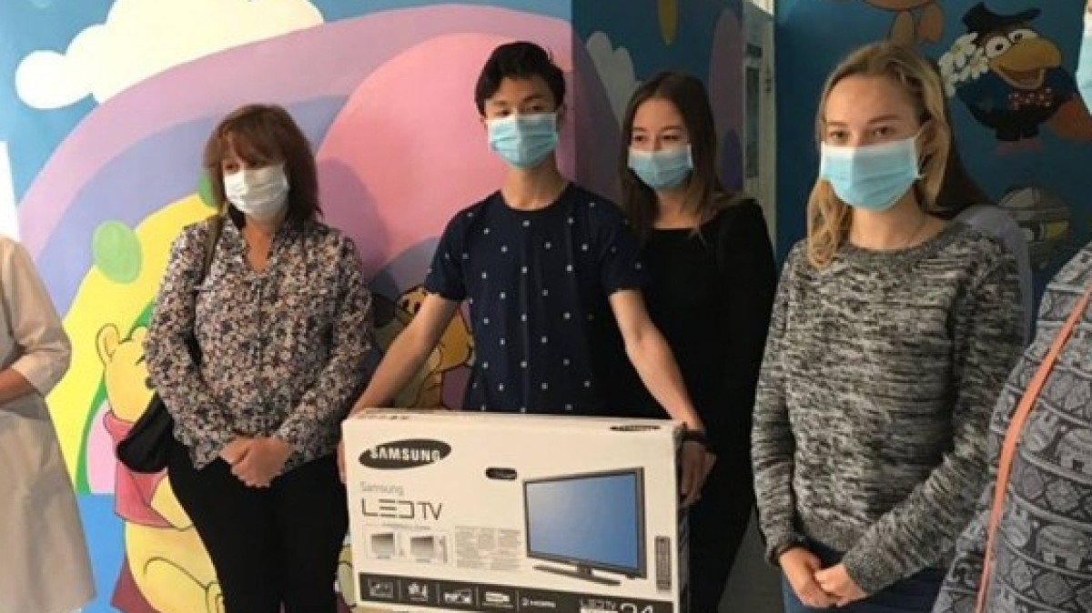 Телевизоры вместо лимузинов - алматинские школьники отказались от выпускного