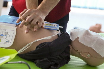 Фотография к новости: Дефибрилляторами будут оснащены все столичные школы с начала учебного года 