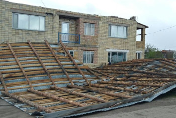 Порывистый ветер сорвал крыши зданий в нескольких областях Казахстана