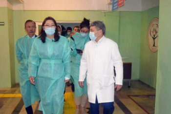 Фотография к новости: Вице-министр здравоохранения прибыла в Алматы с проверкой после "вспышки" менингита 