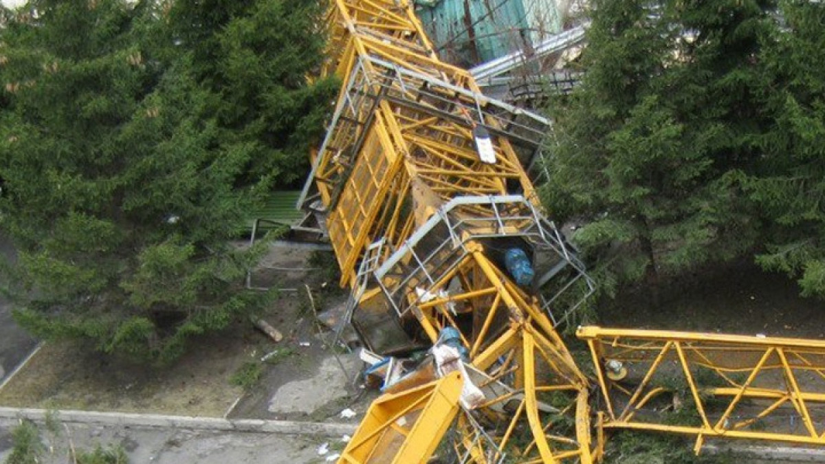 На стройплощадке в Астане рухнул башенный кран: комиссия завершила расследование 