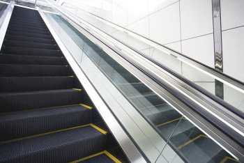 Фотография к новости: Убирайте телефоны и смотрите за детьми – аким о ЧП на эскалаторе в Астане