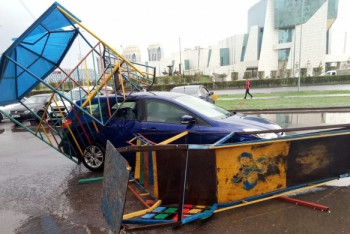 Ураган в Астане за пять минут повредил сотни автомобилей