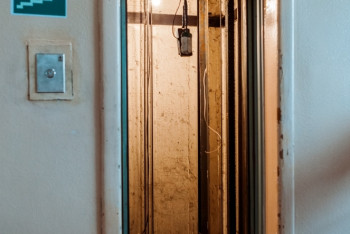 Фотография к новости: Уголовное дело завели по факту смерти подростков в лифте в Атырау