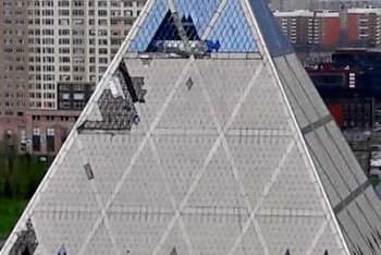 Непогода в Астане: упал кран, повреждены авто и здания