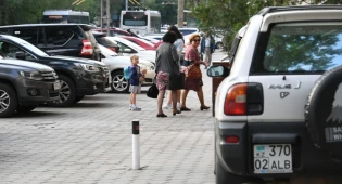 Восстановить тротуары на месте незаконных парковок в Алматы поручил Байбек