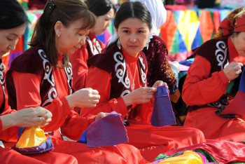 Фотография к новости: Самое длинное лоскутное одеяло в мире шьют алматинки