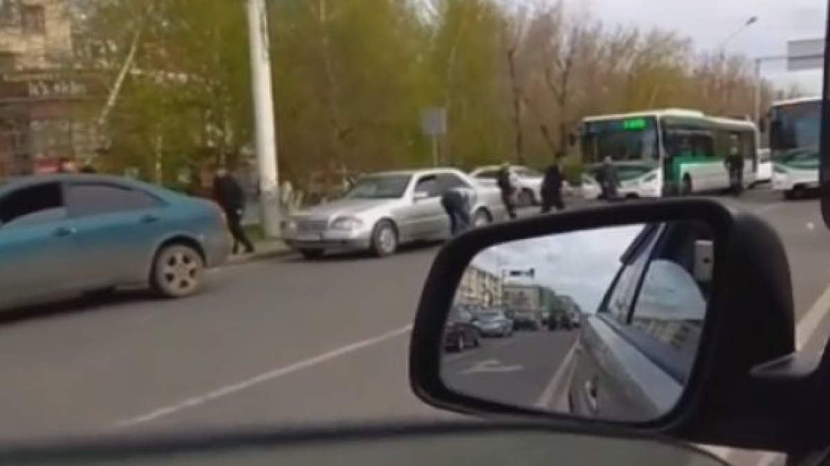 Видео "летающих" денег заинтересовало полицию Астаны 