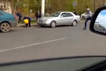 Фотография к новости: На одной из оживленных улиц Астаны "летали" 10-тысячные купюры