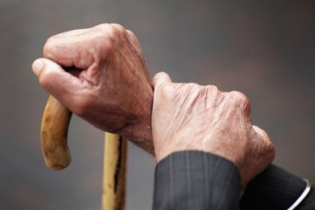 Фотография к новости: Почувствовал себя плохо и упал: пенсионер умер на остановке в Усть-Каменогорске