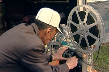 Вот это кино! Пенсионер устроил кокшетауцам показ ретро-фильма под открытым небом