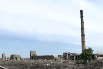 Труба свинцового завода в Шымкенте может рухнуть на жилые дома 