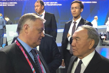 Свою книгу подарил Назарбаеву экс-глава РЖД