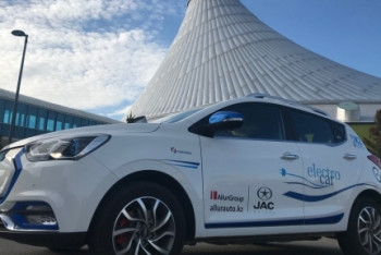 Жители Астаны опробовали первые отечественные электротакси  