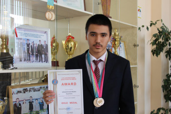 Фотография к новости: Казахстанский школьник привёз золото олимпиады по физике во Вьетнаме