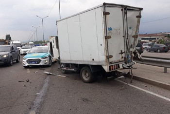 Под колёса собственного грузовика угодил парень в Алматы