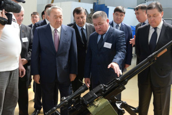 Фотография к новости: С производством оружия и боеприпасов ознакомился Назарбаев в Уральске