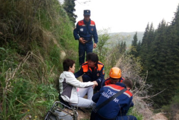 Фотография к новости: Гражданку России на носилках спустили с Аксайского ущелья 