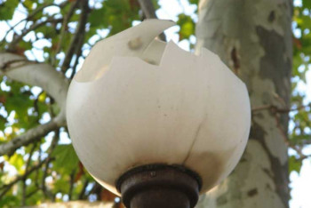 Фотография к новости: Пьяные работники ресторана Кокшетау разбили 14 уличных фонарей