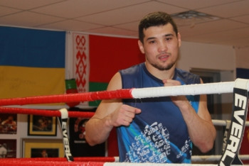 Фотография к новости: Нокаутом закончился бой брата Елеусинова и американца Джована Джона