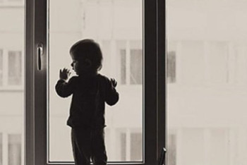 Двухлетняя девочка выпала из окна в Таразе 