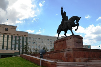 Машина въехала в акимат и снесла входные двери в Актобе