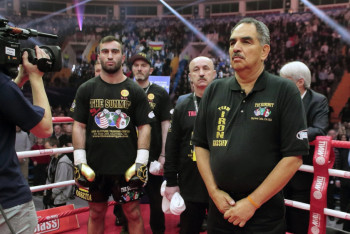 Фотография к новости: Тренера Головкина удостоили традиционным полотенцем WBC