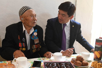 Фотография к новости: Аким Алматы поздравил ветерана ВОВ со 100-летним юбилеем