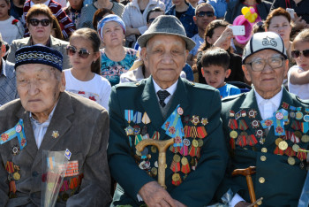 Фотография к новости: Вечно помнить о подвиге - аким Кызылординской области поздравил ветеранов 