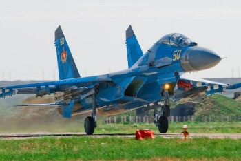 Фотография к новости: Единственная в Казахстане девушка-лётчик села за штурвал истребителя