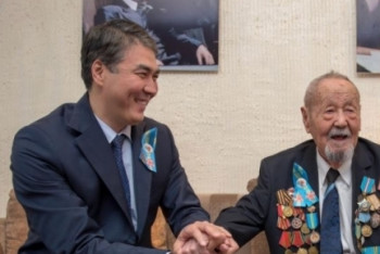 Фотография к новости: Исекешев навестил ветеранов в преддверии Дня Победы