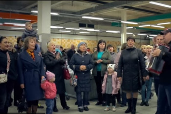 Фотография к новости: Военные песни спели посетители супермаркета Семея