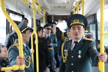 Фотография к новости: Оригинальные флешмобы и необычные акции проходят в честь Дня Защитника Отечества