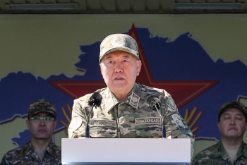 Фотография к новости: Назарбаев: Вооружённые Силы - это главный гарант мира и безопасности