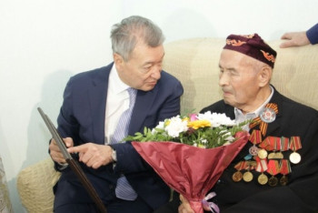 Фотография к новости: Власти ВКО поздравили ветерана ВОВ со столетием