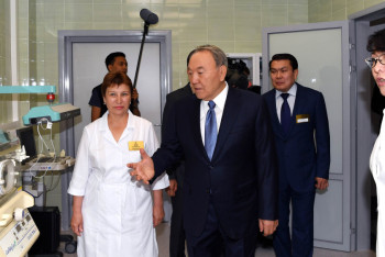 Фотография к новости: Врач должен любить пациента – Назарбаев